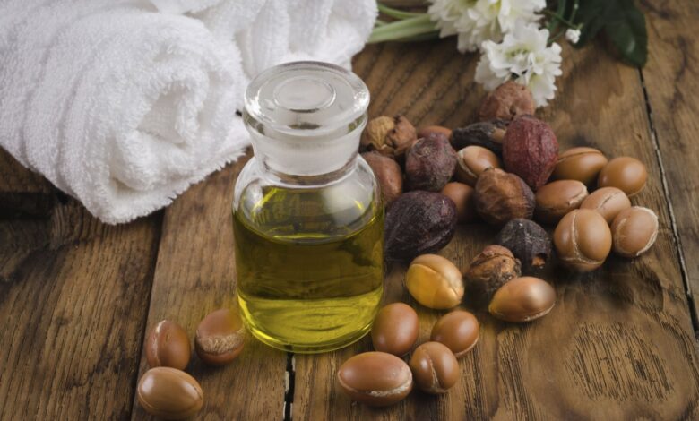 زيت الأرغان وبجواره ثمار الارجان